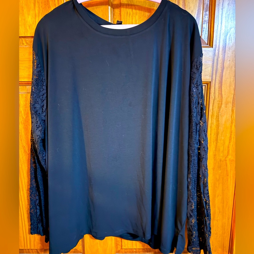 Women’s 3x Black top with lace sleeves